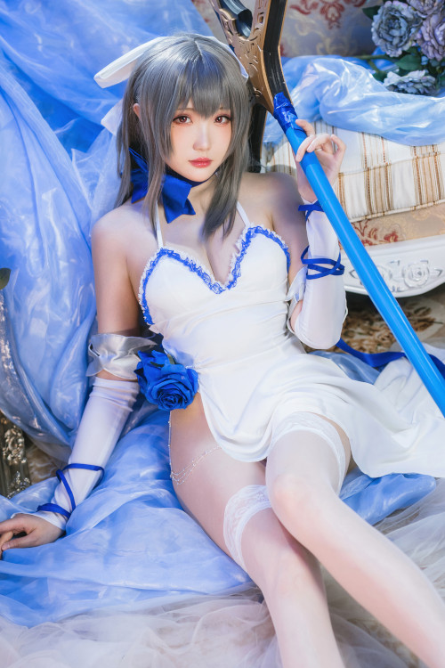 Read more about the article 瓜希酱 Cosplay 路易九世礼服