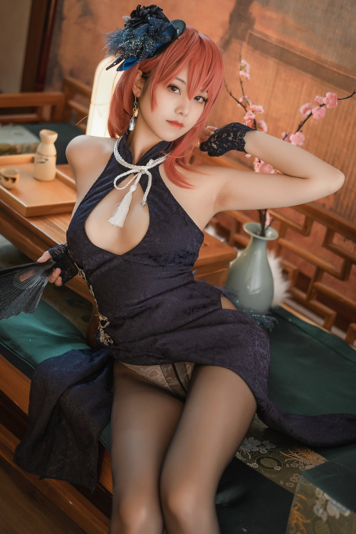 Read more about the article 蜜汁猫裘 Cosplay 黑太子旗袍