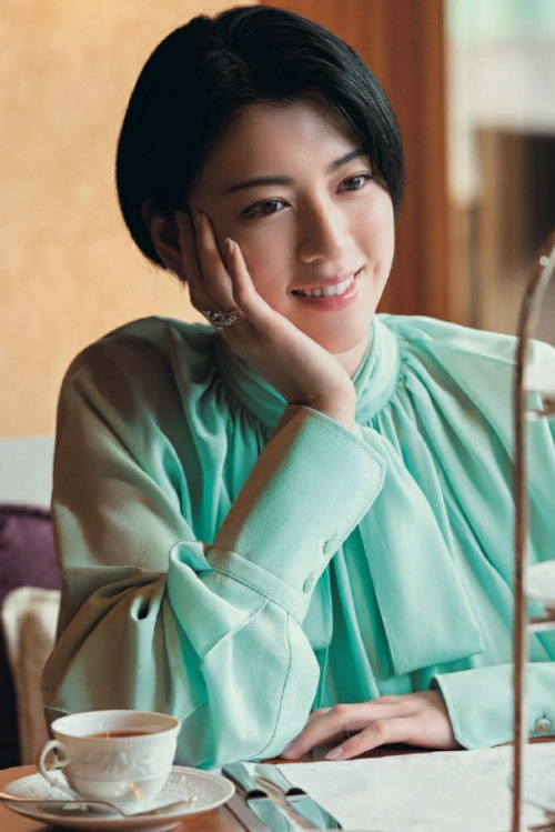 Read more about the article Ayaka Miyoshi 三吉彩花, 25ans ヴァンサンカン 2022.04