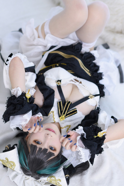 Read more about the article PAKI酱 Cosplay 柴郡