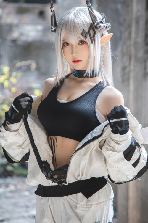 Read more about the article Cosplay 南宫 明日方舟 泥岩