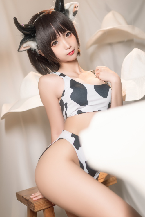 Read more about the article Cosplay 蠢沫沫 Chunmomo 花花牛